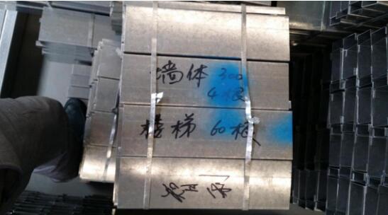 材料到現(xiàn)場后經(jīng)過一個選料的過程，材料生產(chǎn)的時候已經(jīng)把每個結(jié)構(gòu)都標注出來了