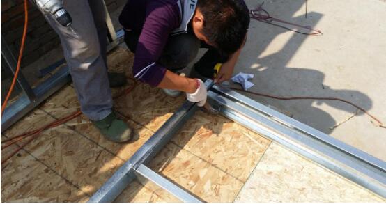 先拼裝出矩形結(jié)構(gòu)，進行調(diào)整校正后固定下來，再在矩形里面安裝其他立桿