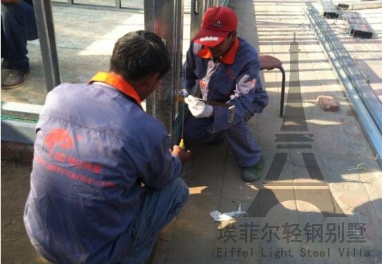 墻體前后方向垂直度調(diào)整：選取要調(diào)整的某墻體，將磁力線墜帶磁鐵側(cè)緊貼左側(cè)骨架頂部邊緣，垂線下垂2米，測量頂部與底部的垂線到骨架外立面的距離