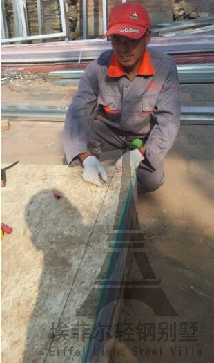 墻體組裝前的基礎(chǔ)放線工作，兩人配合利用墨斗彈線，一人將墨斗線頭拉出，另一人拿著墨斗盒，兩人對準每面墻體的點，將墻體骨架內(nèi)邊線彈出