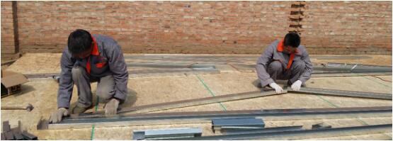 工人在進行骨架上、下弦定位