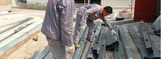 工人在進行屋架龍骨篩選