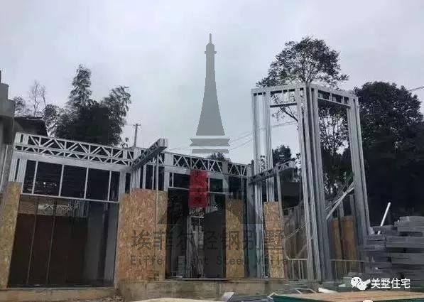 實拍小伙25天建好一套輕鋼別墅，外觀好看，但沒人愿意住