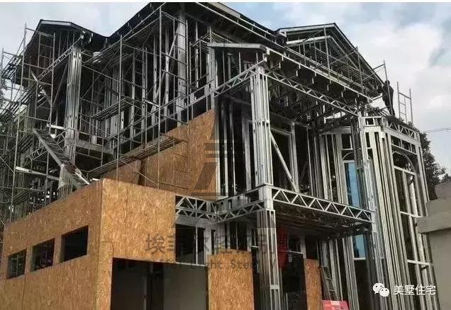 實拍小伙25天建好一套輕鋼別墅，外觀好看，但沒人愿意住