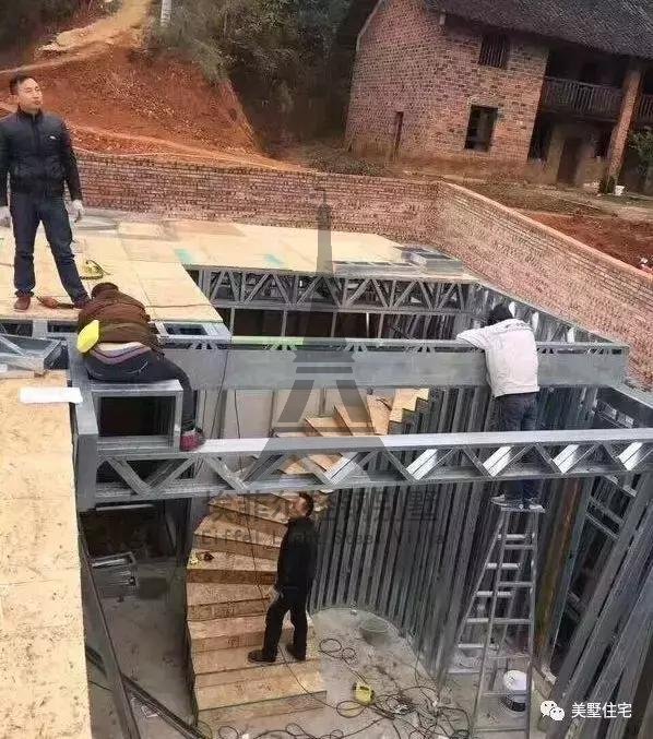 實拍小伙25天建好一套輕鋼別墅，外觀好看，但沒人愿意住