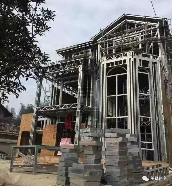 實拍小伙25天建好一套輕鋼別墅，外觀好看，但沒人愿意住