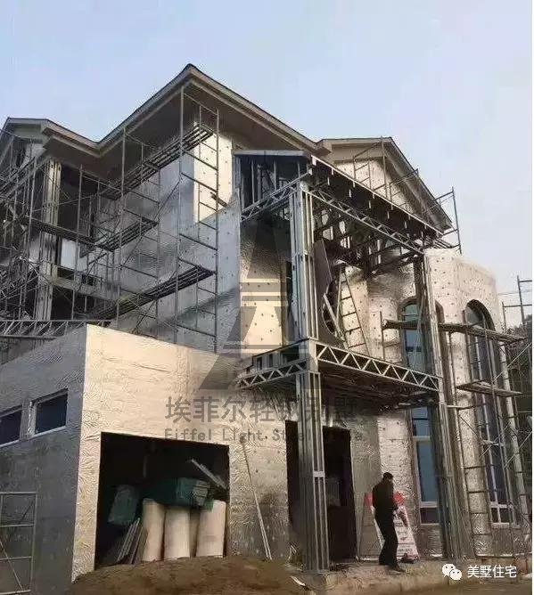 實拍小伙25天建好一套輕鋼別墅，外觀好看，但沒人愿意住