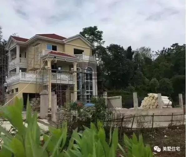 實拍小伙25天建好一套輕鋼別墅，外觀好看，但沒人愿意住