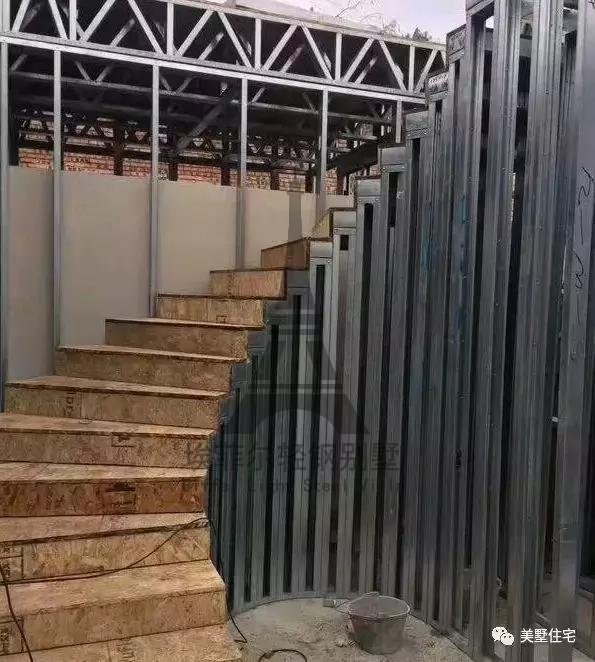 實拍小伙25天建好一套輕鋼別墅，外觀好看，但沒人愿意住