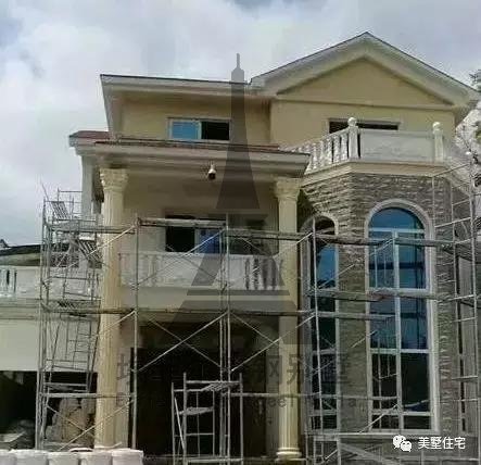 實拍小伙25天建好一套輕鋼別墅，外觀好看，但沒人愿意住